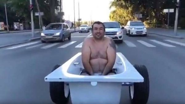 مخالفة مرورية "لراكب حوض استحمام" في الشارع!