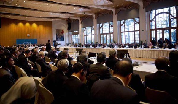 مؤتمر جنيف 2 يدخل إلى الفشل ولن يصل إلى نتائج ملموسة ...
المعلم لكيري: ليس من حق أحد أن يسحب أو يعطي الشرعية لرئيس أو حكومة في العالم ...
الجربا: نريد من الوفد السوري أن يوقع على جنيف 1 لنقل كل الصلاحيات الى حكومة انتقالية