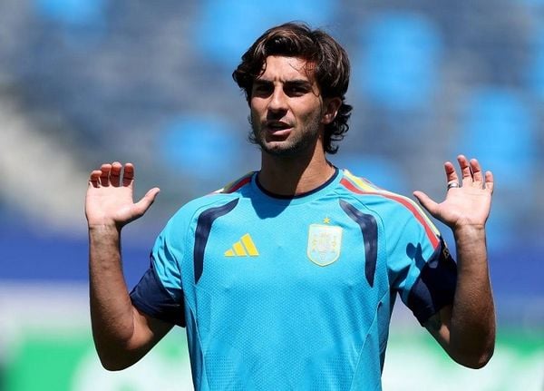 إصابة توريس تفتح الباب أمام إسبي للانضمام إلى منتخب إسبانيا