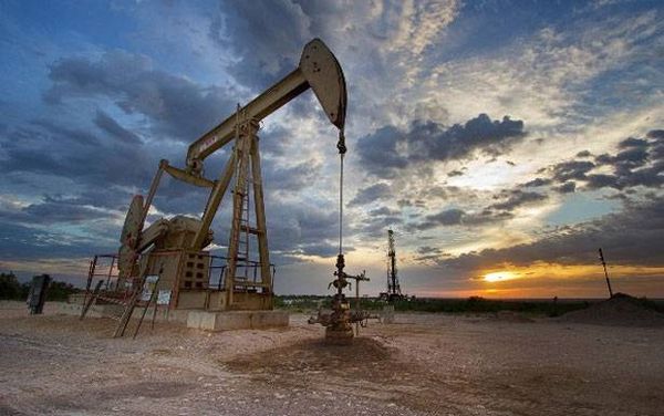 النفط يصعد مع تراجع إنتاج السعوديّة