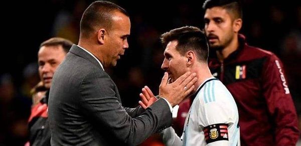 رغم قهر ميسي ورفاقه.. مدرب فنزويلا يقترب من "القرار الصعب"