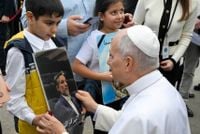 البابا في مرفأ بيروت.. صلاة صامتة لضحايا 4 آب ولقاء مؤثّر مع عائلات الشهداء