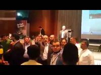فيديو..شاب يقاطع خالد مشعل في ماليزيا ويسأله أسئلة محرجة