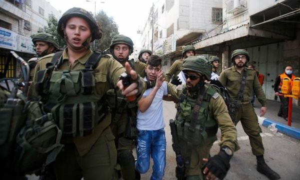 اعتقال فلسطيني لتوزيعه عصير "انتفاضة القدس"