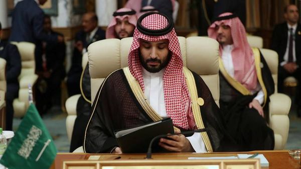 بالفيديو- شاهدوا كيف صافح ولي العهد السعودي رئيس الوزراء القطري