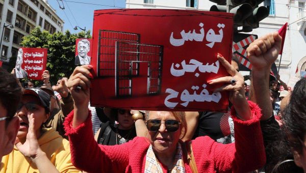 تونس: أحكام بالسجن على معارضين ومسؤولين سابقين