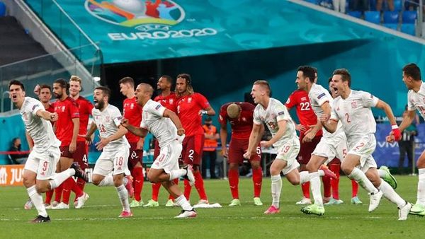 إسبانيا تنهي مغامرة سويسرا بضربات الترجيح