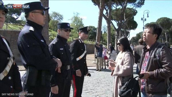 الشرطة الصينية تفاجئ المارة بشوارع روما