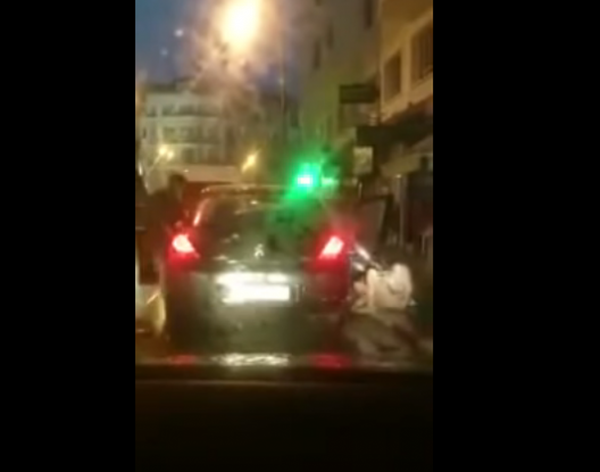 بالفيديو . شبان”يعذبون”فتاة ويرمونها عارية من سيارة