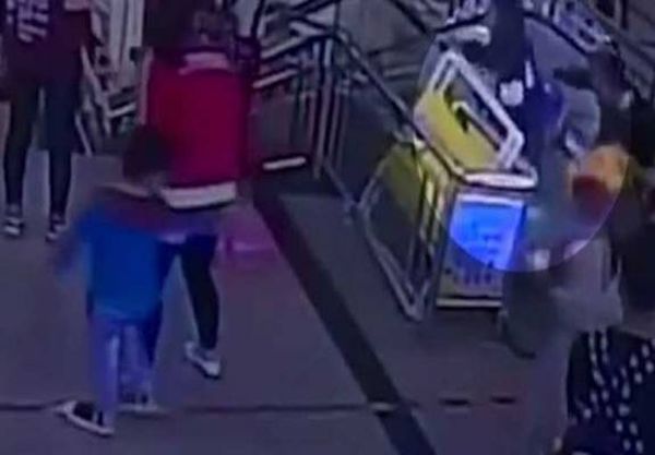 بالفيديو.. فتاة تنجو بأعجوبة من السقوط بين أسنان سلم كهربائي