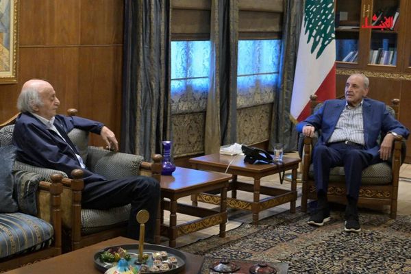 جنبلاط يقدم لبري نسخة من مذكراته