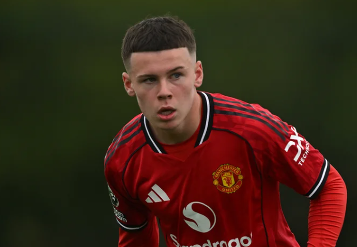 على خطى والده... اول عقد احترافي لـ