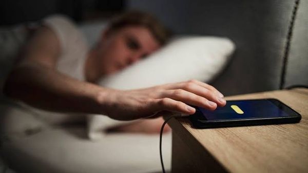 الهاتف قرب الرأس ليلاً.. ما حقيقة تأثيره على الدماغ؟
