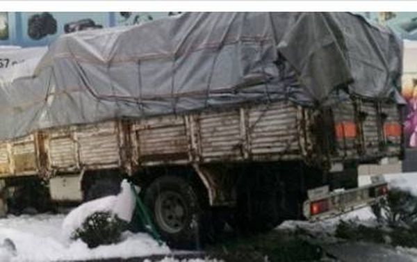 اعتذروا عن تصليح هاتفه فاقتحم المحلَّ بشاحنته.. إليكم ما حدث!