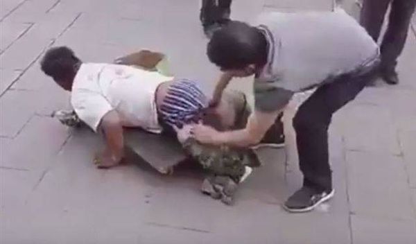 نزع سروال متسول مقعد فكشف عن مفاجأة !