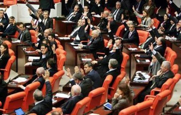 تركيا: البرلمان يمرر إصلاحات قضائية وسط شجار نوابه...ومستثمرون دوليون يخرجون من الاسواق بعد تكبد خسائر طائلةّّ!