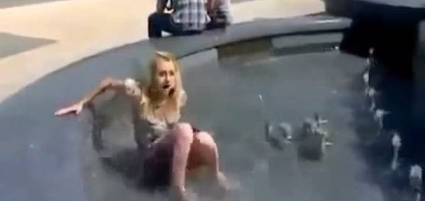 شاهد لحظة سقوط مذيعة في بحيرة أسماك على الهواء