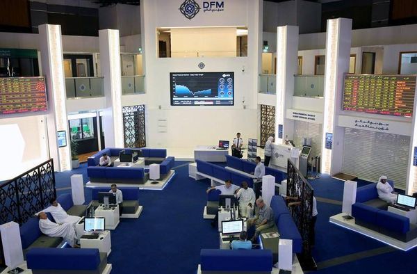 الأسهم المالية تصعد ببورصتي قطر والسعودية والعقارات تهبط بدبي