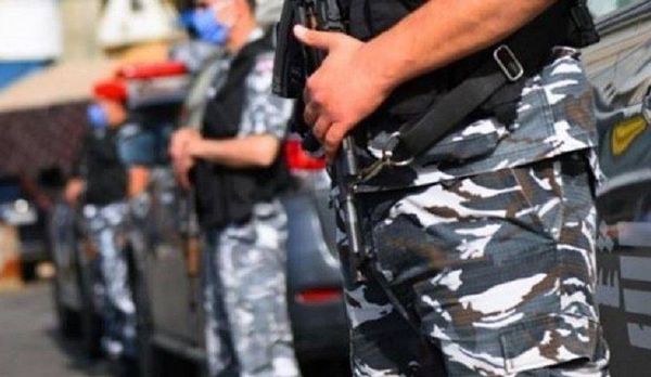 تعميم صورة موقوفَين بجرائم مختلفة