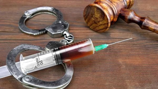 جدة تواجه اتهامات بحقن حفيديها بالكلور انتقامًا من والدتهما