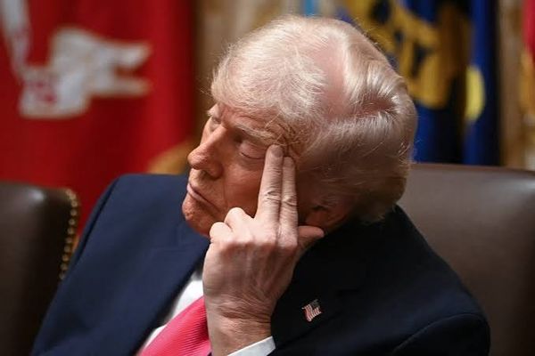 بعد ظهوره وكأنه يغفو.. طبيب يثير تساؤلات حول الحالة الصحية لترامب