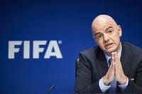 تراجع إنفانتينو عن بيع كأس العالم لا يوقف المطالبات برحيله