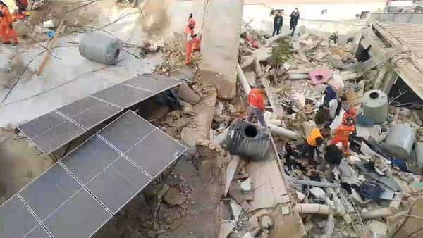 انهيار مبنى في طرابلس... رئيس البلدية: نحن في سباق مع الوقت