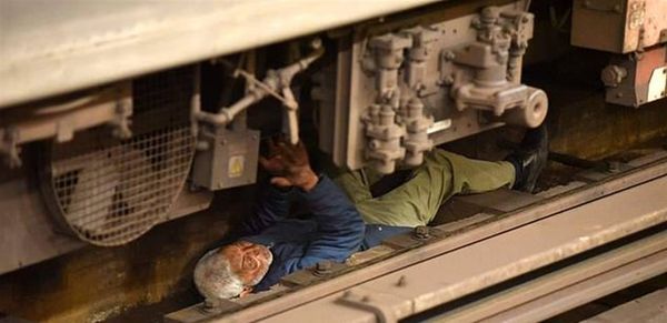 الكل كان في حالة صدمة.. هكذا نجا بأعجوبة بعدما سار فوقه قطار!