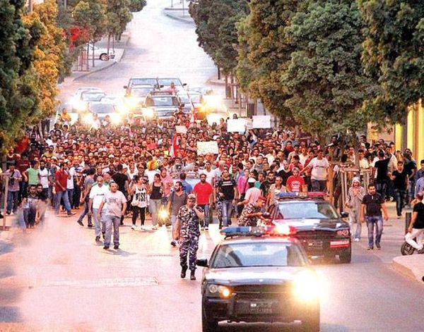 سلام : للصبر حدود ــ وعون : هل ستعترفون بالمكوّن المسيحي والشراكة ؟
بري استطاع تجميد المراسيم واحالتها الى وزراء التكتل وحزب الله
المظاهرات مستمرة في البلد وعون سينضم اليها مع خطوات أخرى