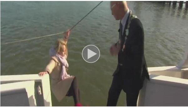 بالفيديو – مراسلة تقع في النهر أثناء البث المباشر