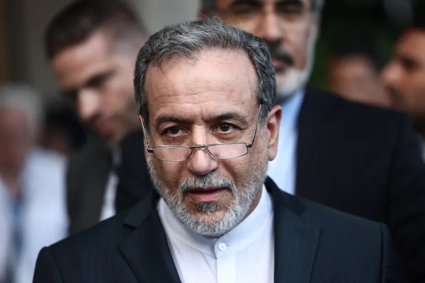 بالفيديو: هل يلتقي عراقجي بالمرشد مجتبى خامنئي؟
