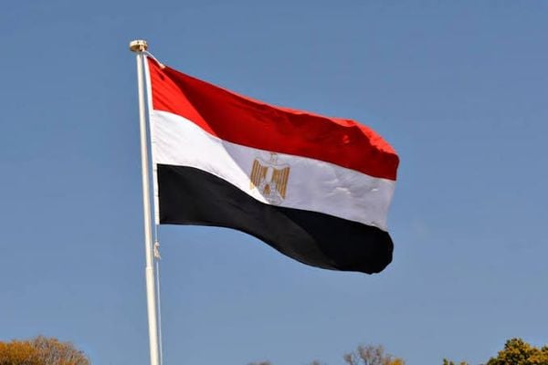 مصر تدين محاولة استهداف مكة وتؤكد دعمها للسعودية