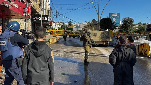 اعتداءات على مزارعين وحرق مركبات.. تصعيد إسرائيلي في الضفة الغربية