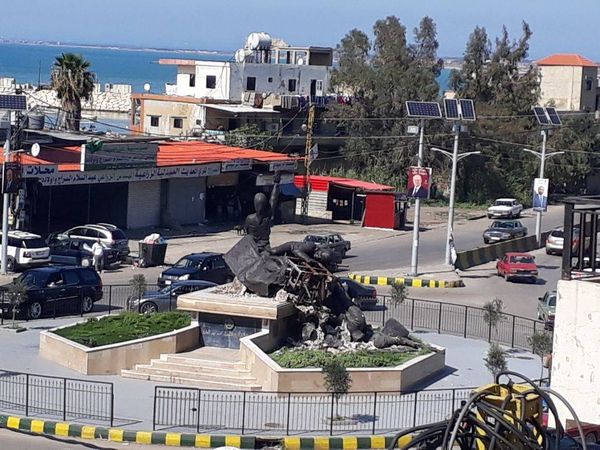 بالصور..سقوط "تمثال الشهداء" في عكار لهذا السبب..!