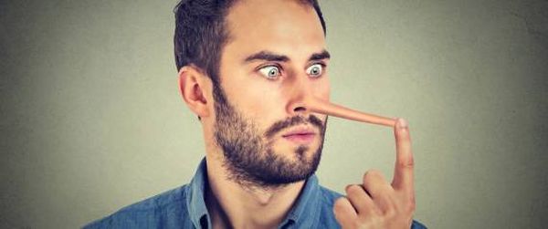 بمناسبة #كذبة_إبريل.. أشهر 9 كذبات خدعنا بها آباؤنا