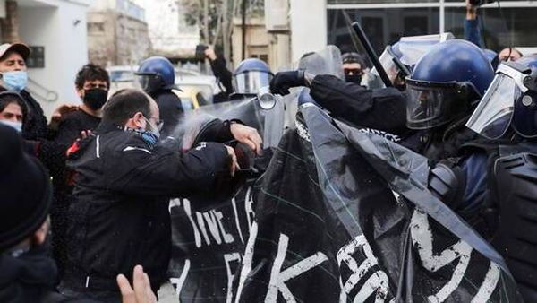 قبرص.. اشتباكات بين الشرطة ومحتجين على الفساد وقيود كورونا