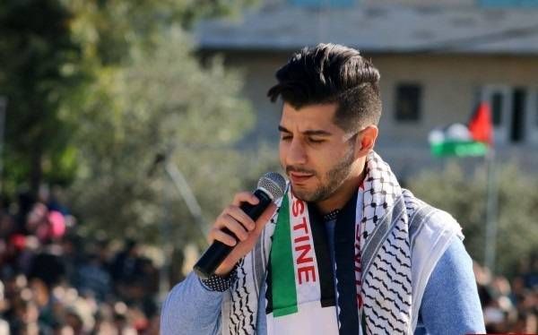 ام شهيد تصفع مطرب فلسطيني على المسرح