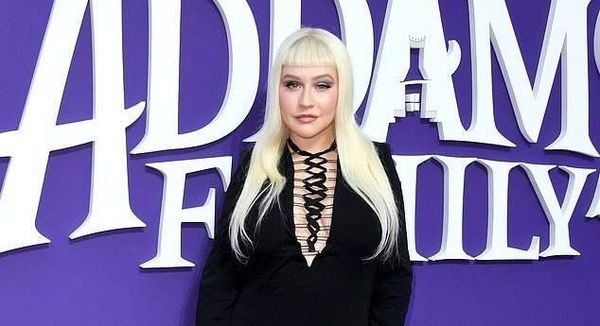 كريستينا أغيليرا برفقة خطيبها إبنيها في عرض The Addams Family