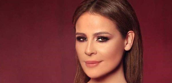 كارول سماحة تنفعل على معجبة وتطلب منها عدم متابعتها