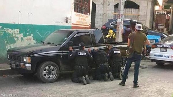 بالصورة.. عصابة تختطف 11 شرطيا و"تهينهم" في الشارع