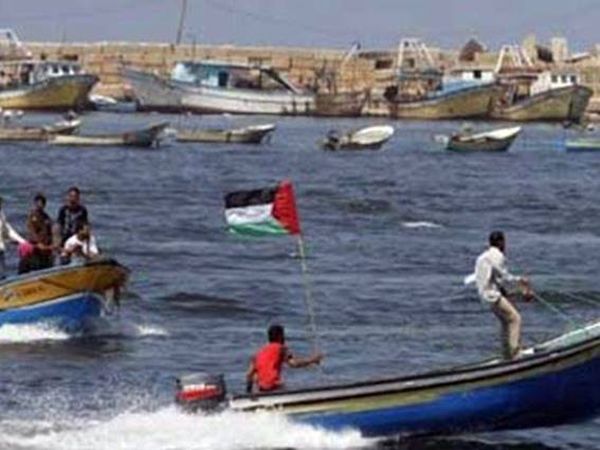 زوارق الاحتلال تستهدف الصيادين قبالة شواطئ غزة