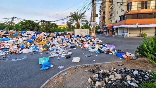 إقفال طريق القياعة في صيدا بمستوعبات وأكياس النفايات المتراكمة