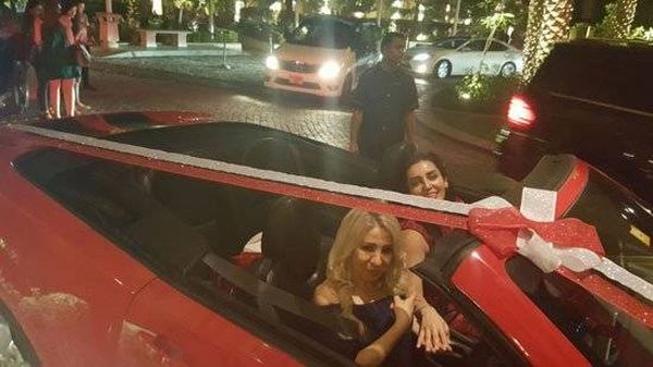 مصري يُهدي خطيبته الأردنية سيارةً فاخرة في الإمارات