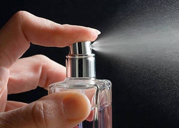 هل يمكن للعطور أن تلحق الضرر بشعرك؟