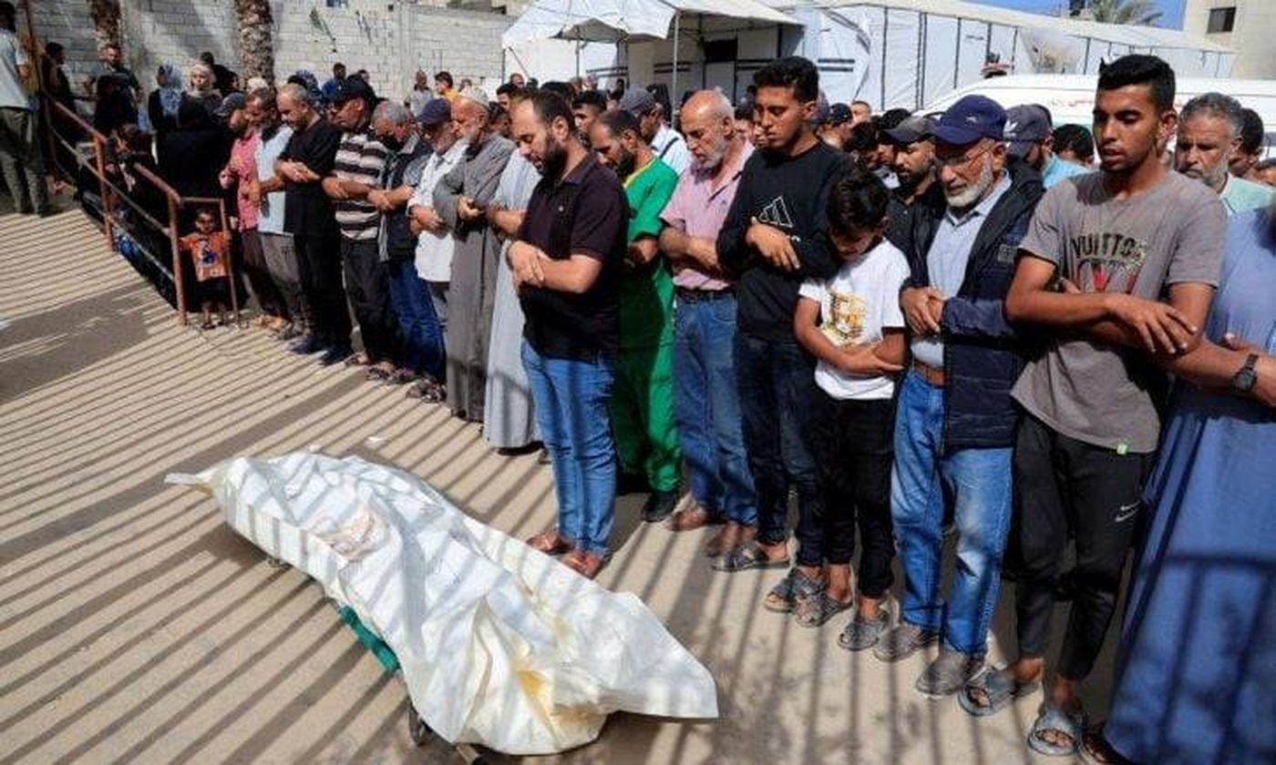 بالفيديو- "يابا".. طفل يودّع والده الشهيد في مشهد مؤلم بغزة