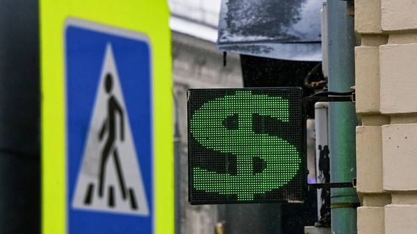الدولار يتكبد خسائر بعد بيانات الوظائف الأمريكية