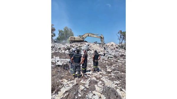 الدفاع المدني يواصل البحث عن مفقودين وفتح الطرق في زوطر الغربية