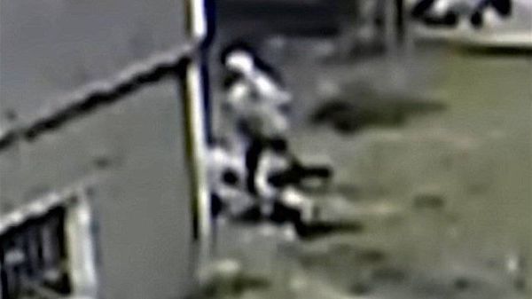 بالصور: توفيت بعد سقوط جسم معدني يزن 10 كيلوغرامات على رأسها
