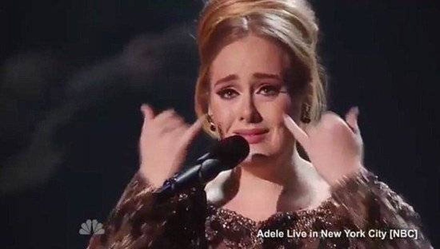 النجمة العالمية أديل تنهار من البكاء في حفلها الأخير.....وهذا هو السبب