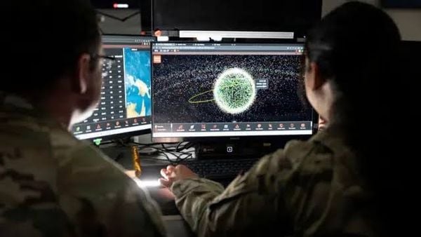 التزود بالوقود في الفضاء.. سلاح جديد يشعل السباق بين واشنطن وبكين